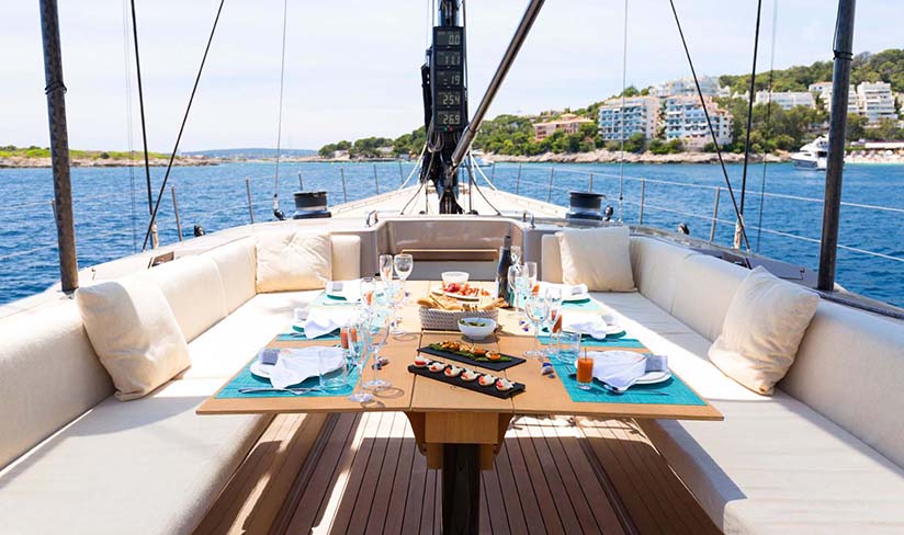 Tavola da pranzo a bordo di Yacht di Lusso di Floating Life